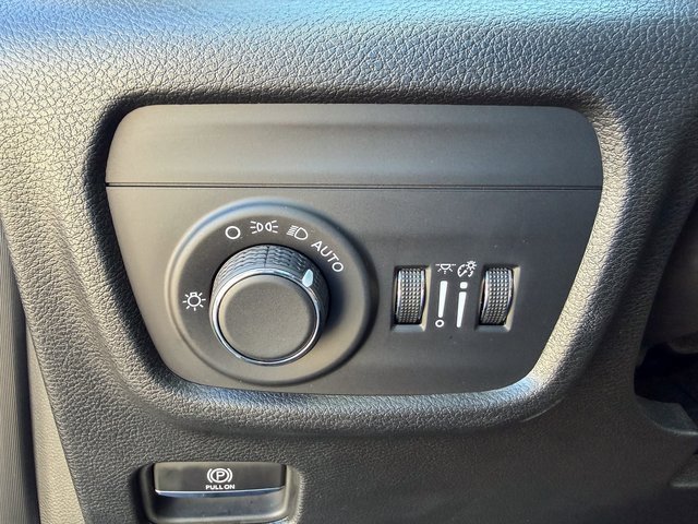 Used 2025 Jeep Grand Cherokee L Laredo image 8