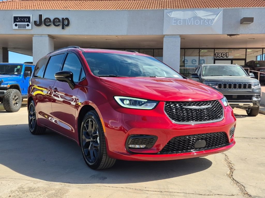 New 2025 Chrysler Pacifica Limited w/ Trailer Tow Group FWD image 3