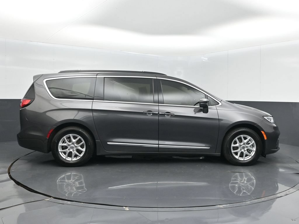 Used 2022 Chrysler Pacifica Touring-L FWD image 5