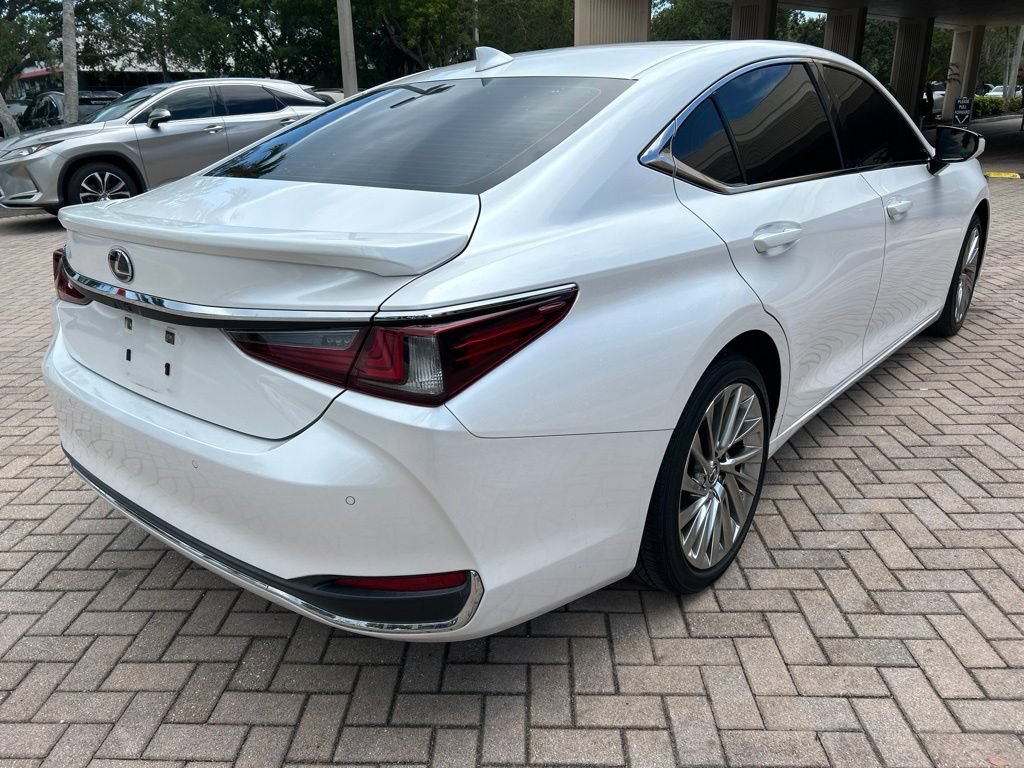 Certified 2022 Lexus ES 300h Ultra Luxury w/ Accessory Package 2 FWD image 3