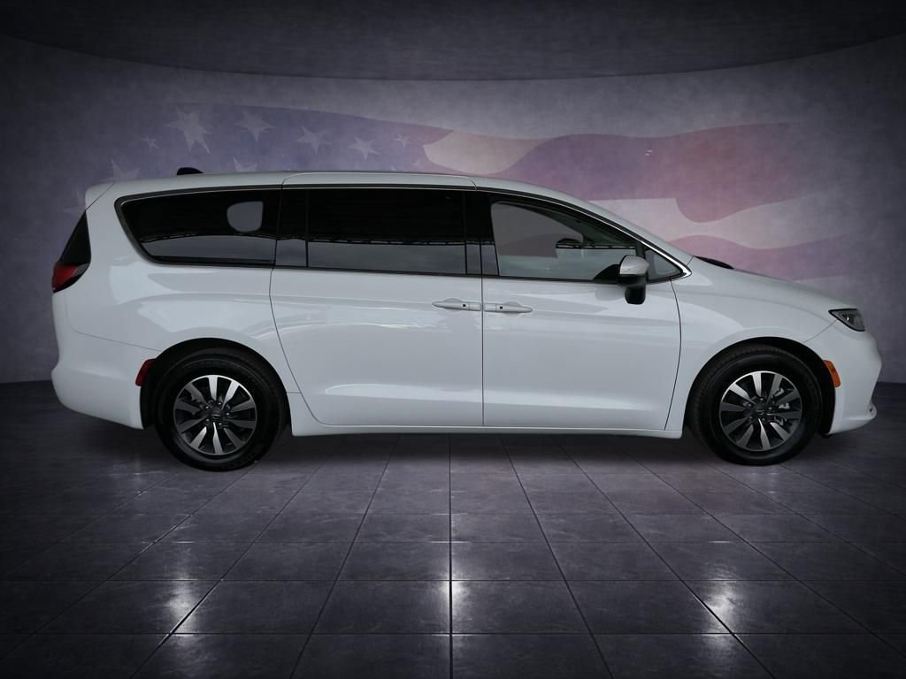 Used 2023 Chrysler Pacifica Touring-L image 6