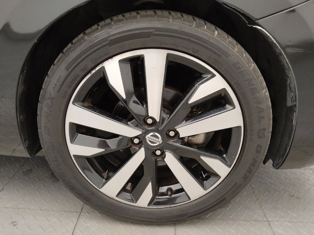 Used 2022 Nissan Versa SR FWD image 31