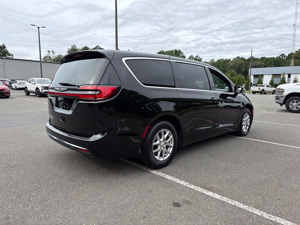 Used 2025 Chrysler Pacifica Select FWD image 5