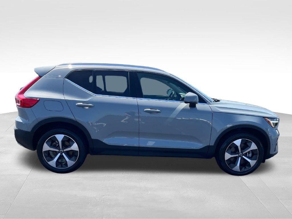 Used 2025 Volvo XC40 B5 Plus AWD/4WD image 6