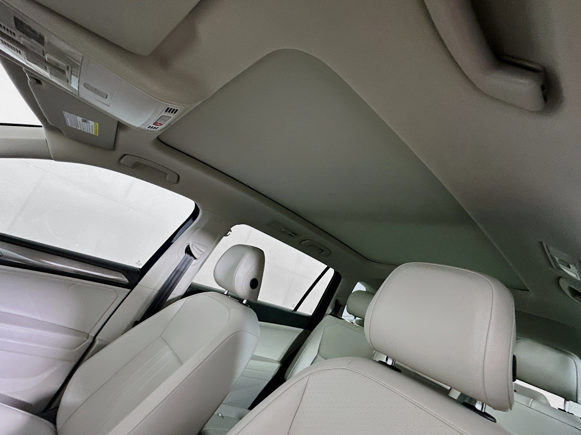 Used 2022 Volkswagen Tiguan SE w/ Panoramic Sunroof Package FWD image 25