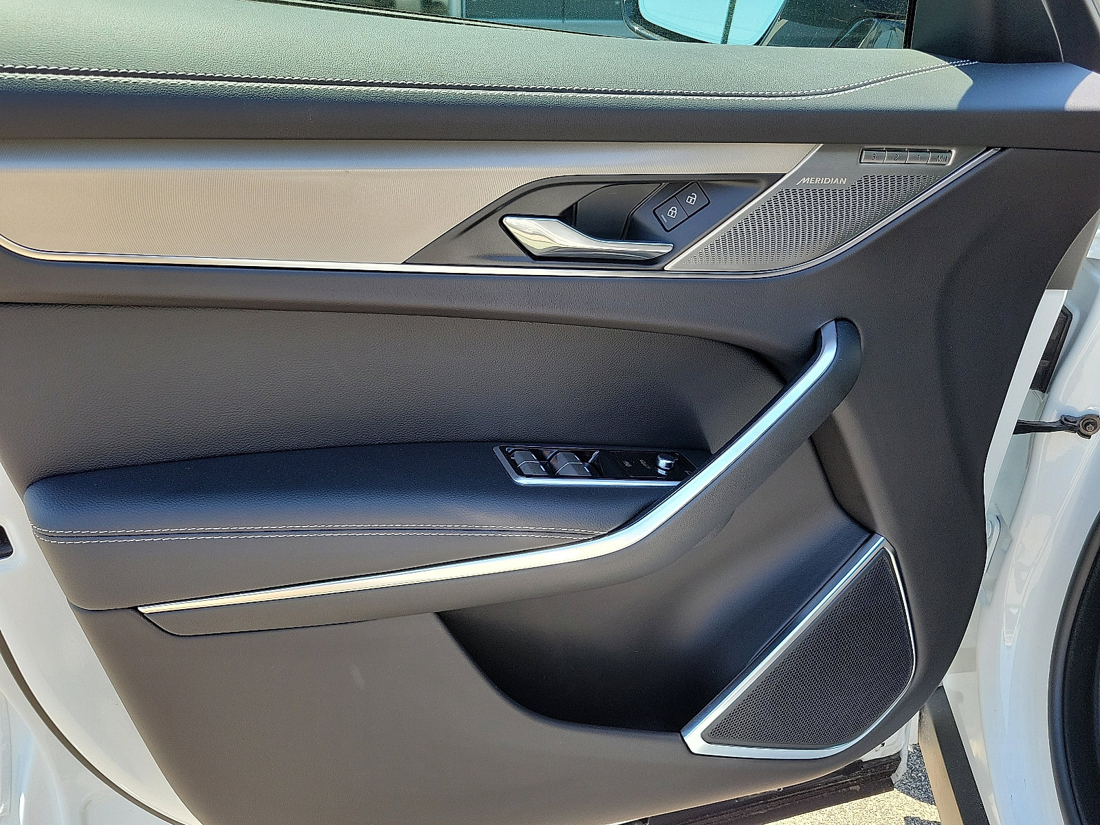 Used 2025 Jaguar F-PACE R-Dynamic S image 10