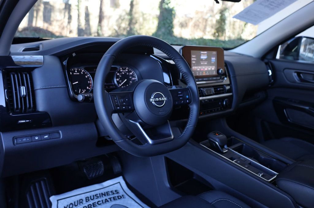 Used 2025 Nissan Pathfinder SV image 15