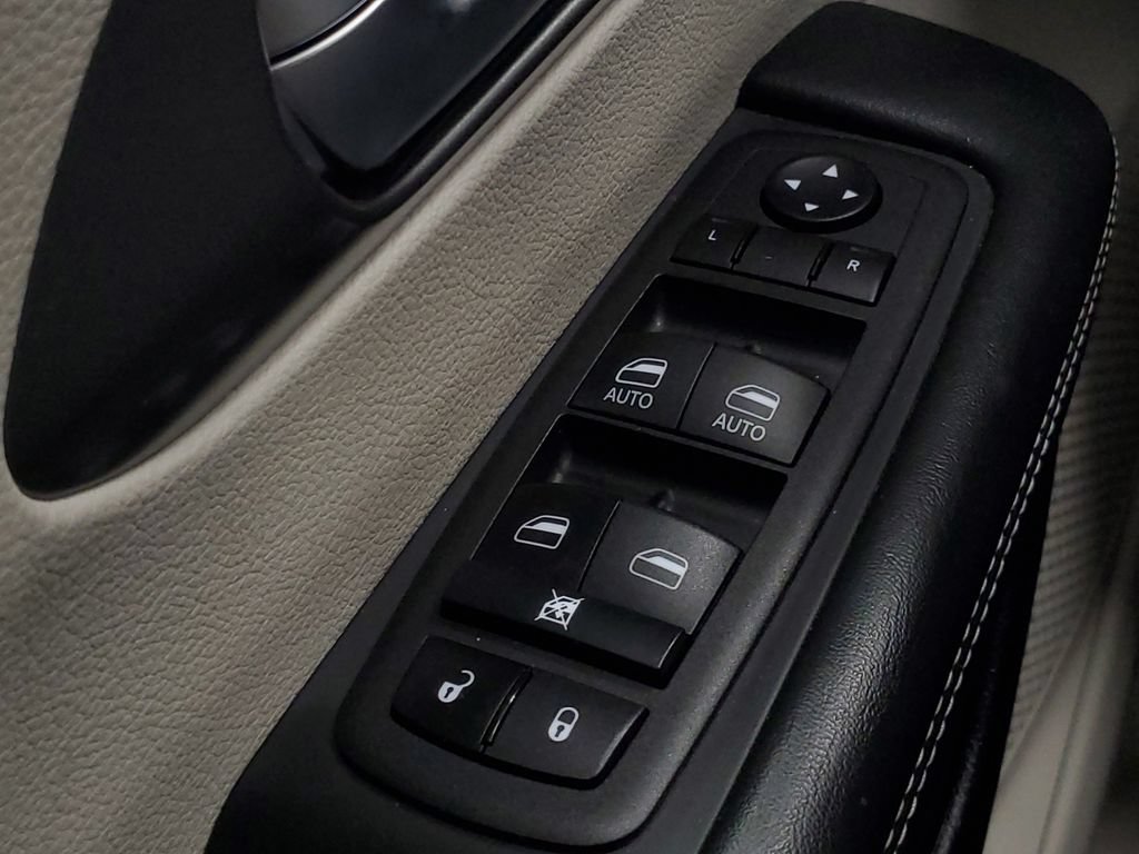 Used 2023 Chrysler Pacifica Touring-L FWD image 13