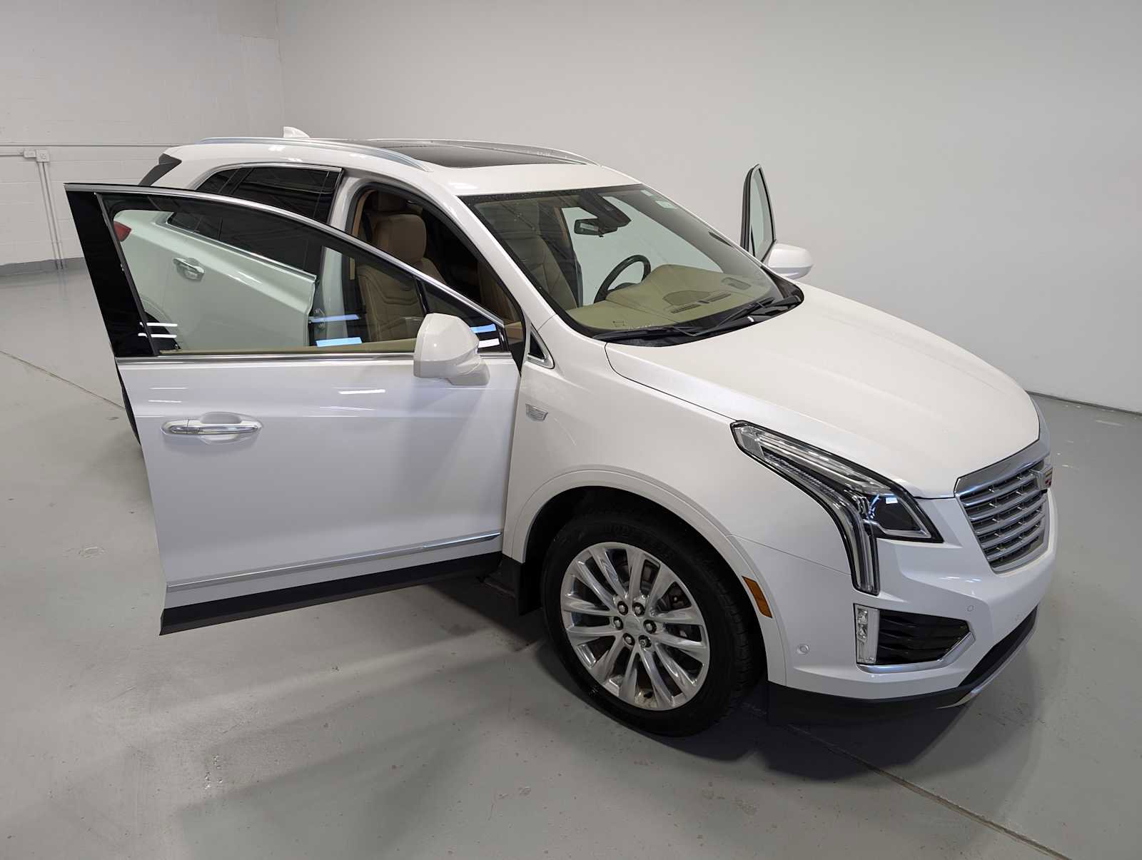 Used 2018 Cadillac XT5 Platinum w/ Driver Assist Package AWD/4WD image 16