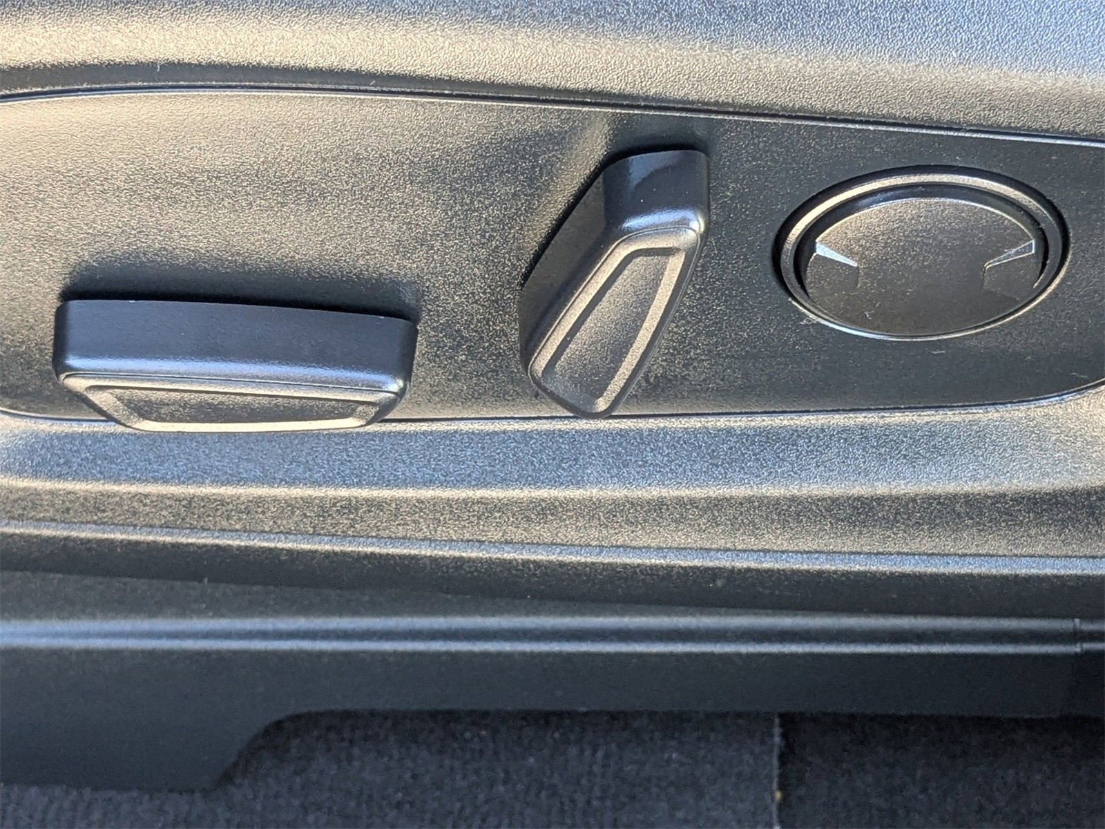 Used 2022 Ford Explorer XLT w/ Equipment Group 202A image 22