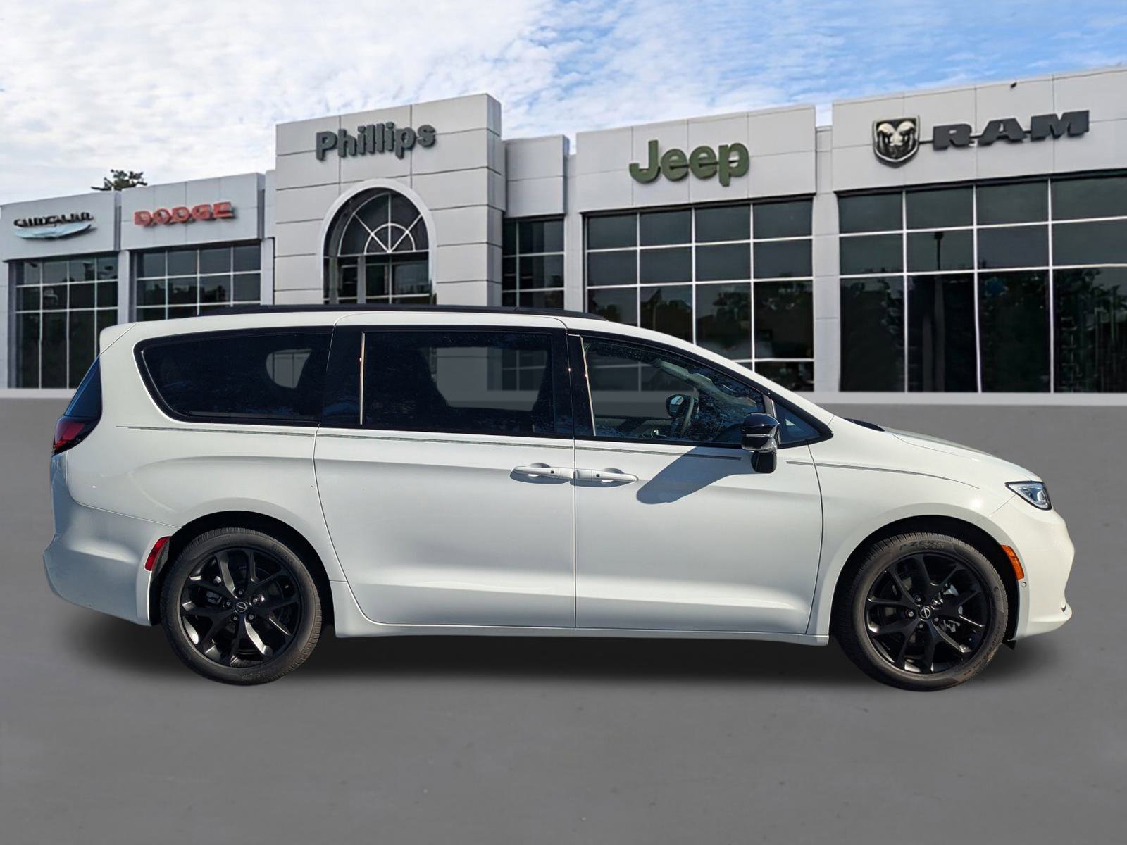 New 2026 Chrysler Pacifica Limited w/ S Appearance Package image 2