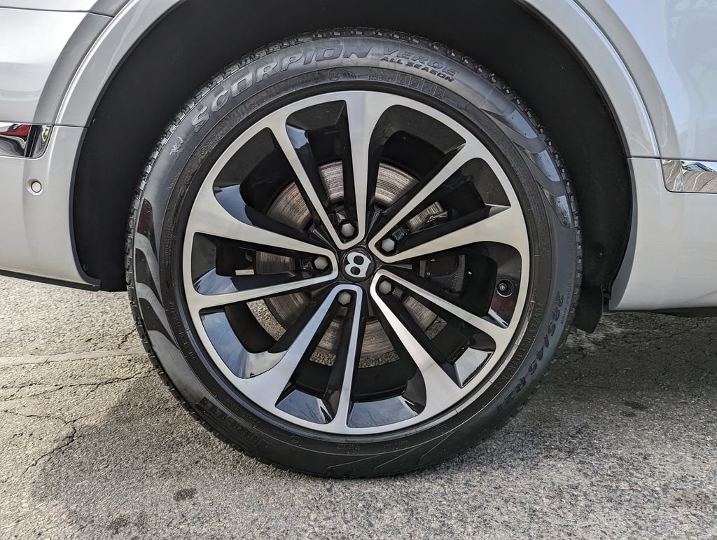Used 2018 Bentley Bentayga AWD/4WD image 53