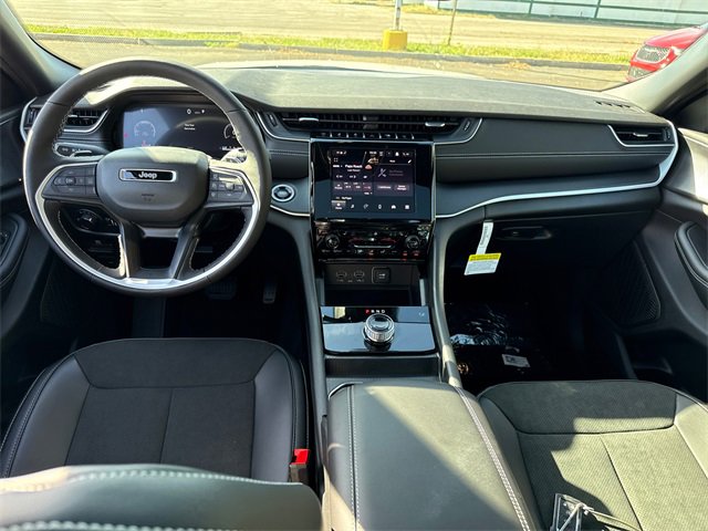 New 2025 Jeep Grand Cherokee Altitude image 10