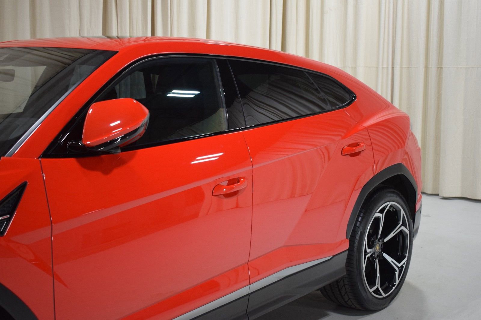 Used 2019 Lamborghini Urus AWD/4WD image 2