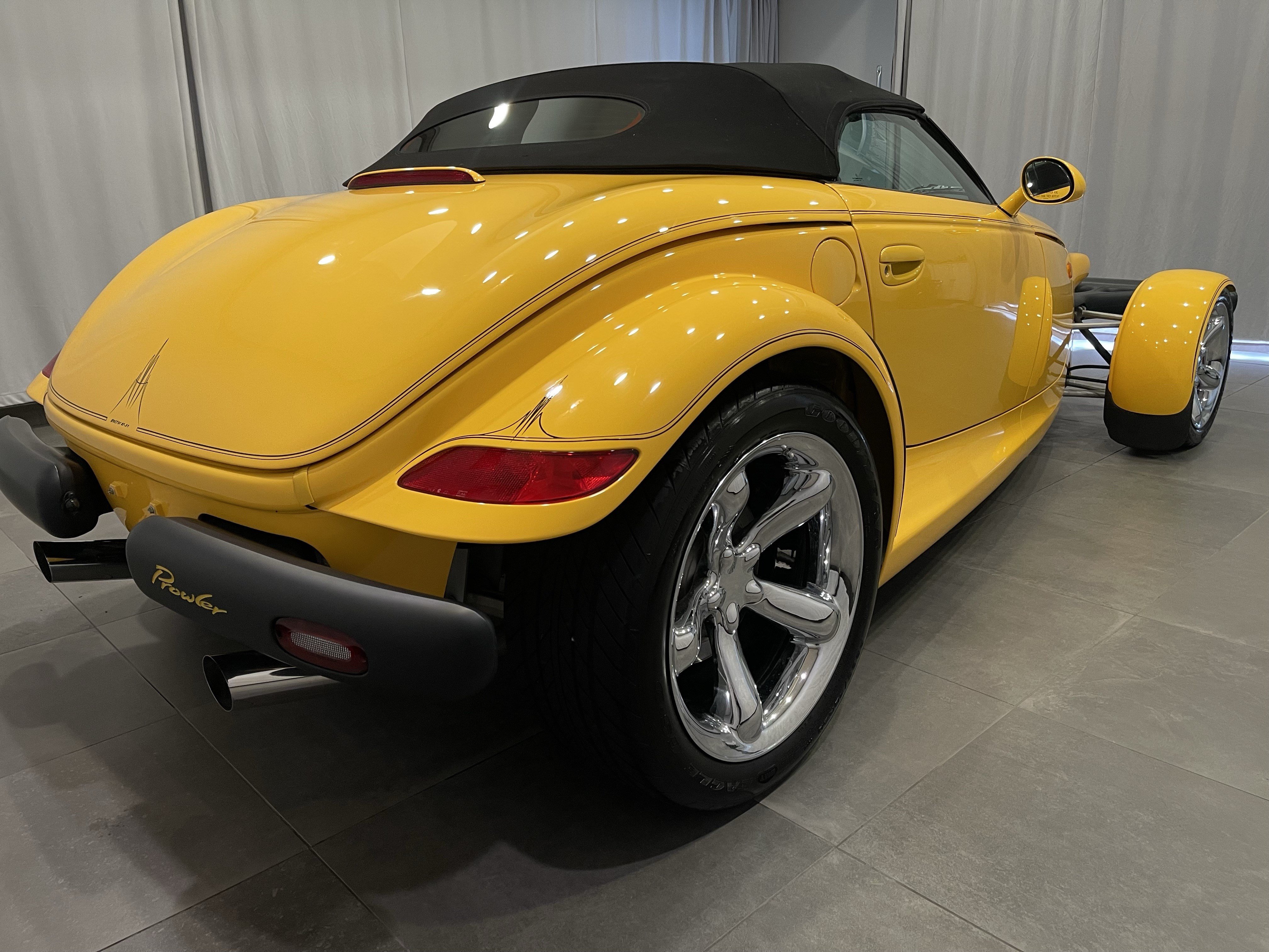 Used 2002 Chrysler Prowler RWD image 6