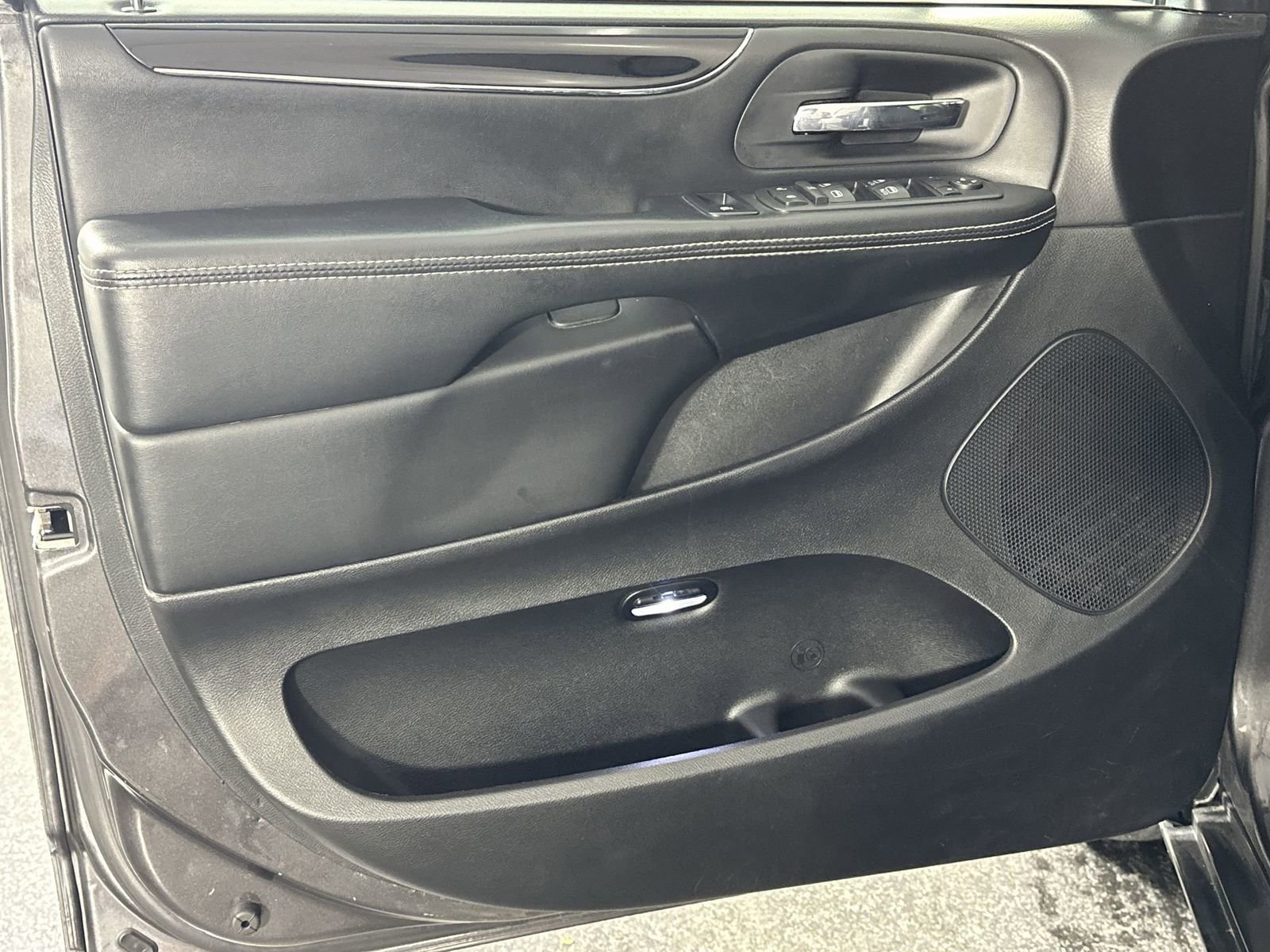 Used 2017 Dodge Grand Caravan SE image 29