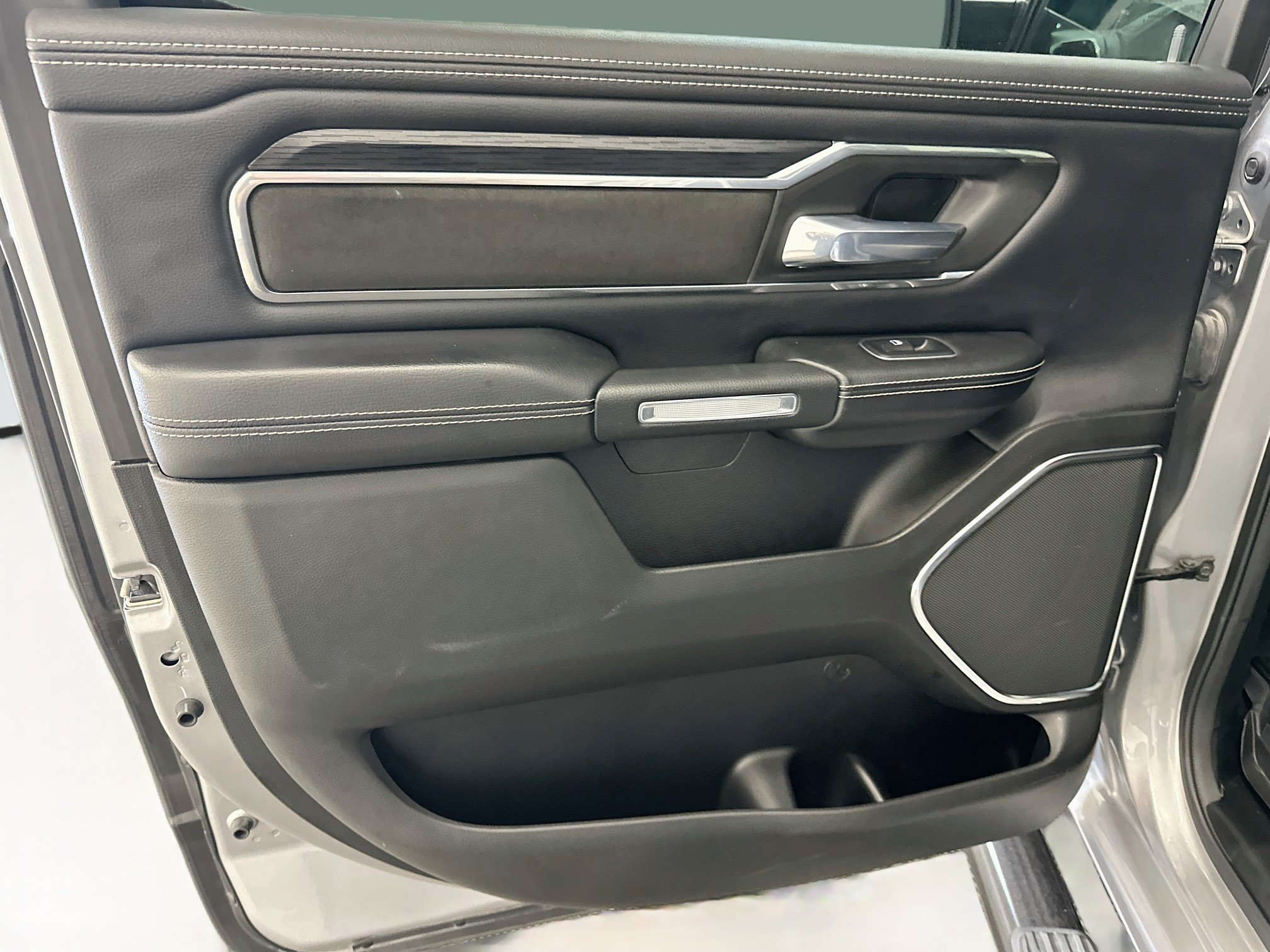 Used 2024 RAM 1500 Laramie AWD/4WD image 28