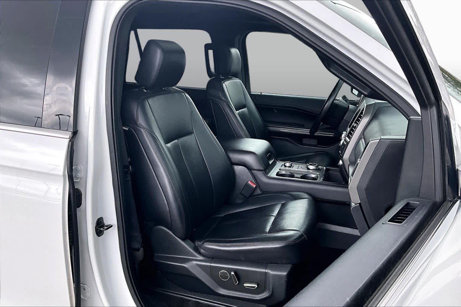 Used 2019 Ford Expedition XLT w/ Equipment Group 202A AWD/4WD image 9