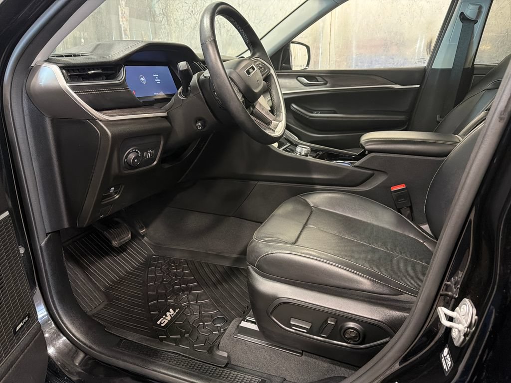 Used 2022 Jeep Grand Cherokee Limited w/ Luxury Tech Group II AWD/4WD image 4