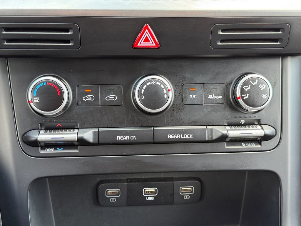 Used 2024 Kia Carnival LX FWD image 17