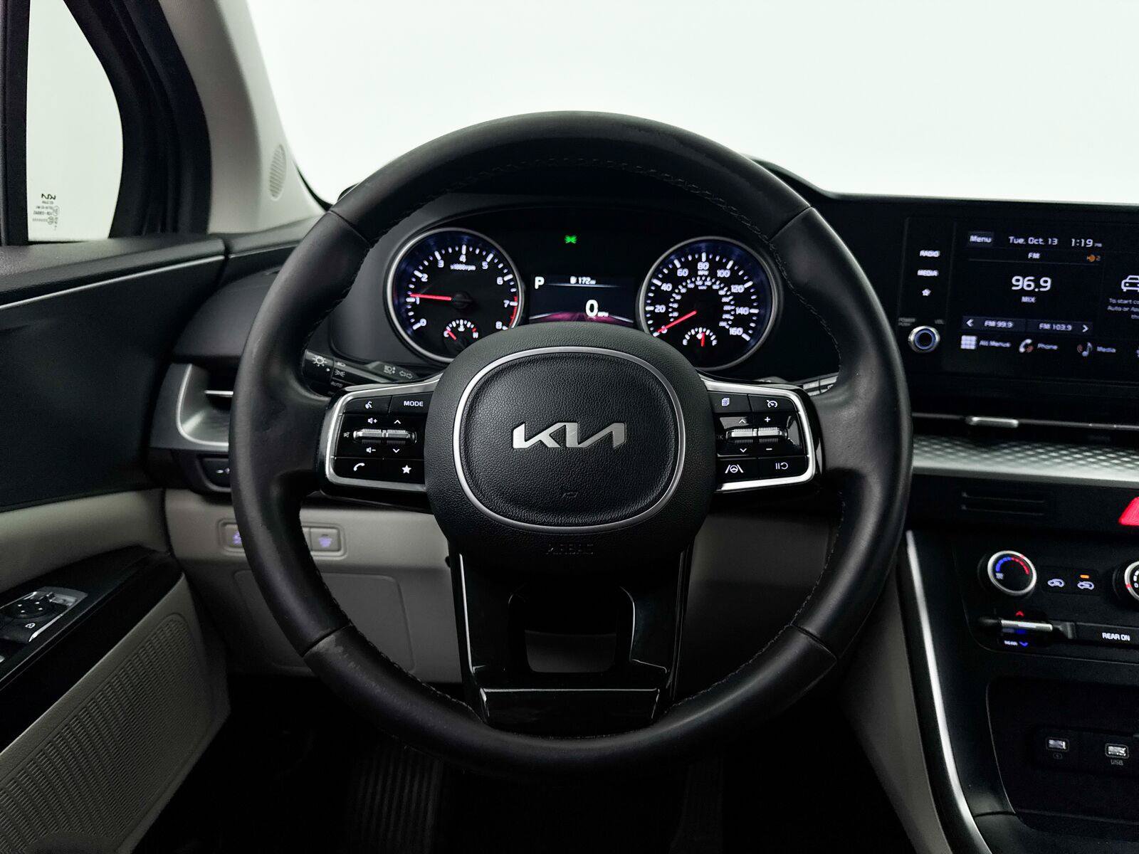 Used 2024 Kia Carnival LX FWD image 31