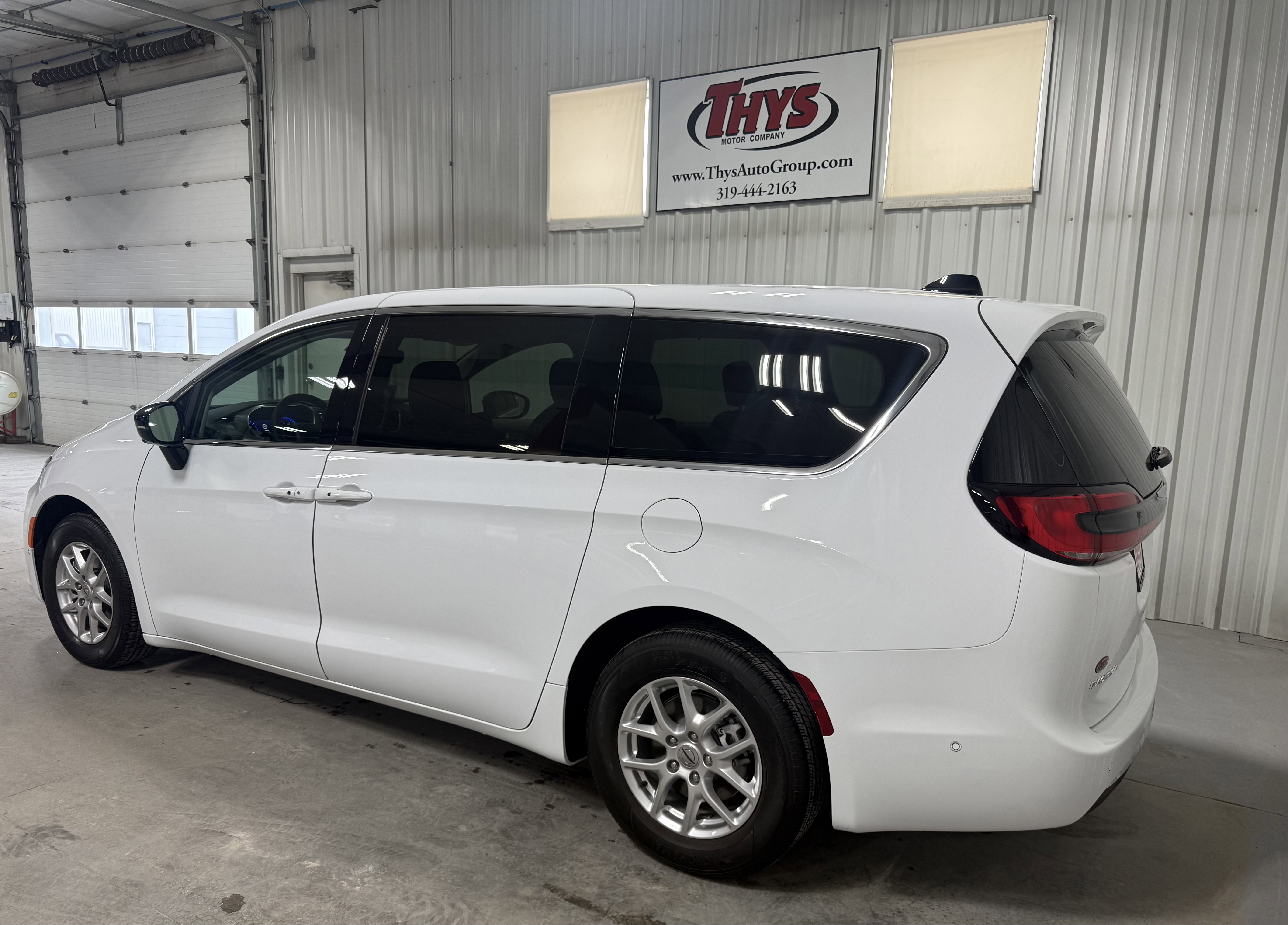 Used 2024 Chrysler Pacifica Touring-L image 13