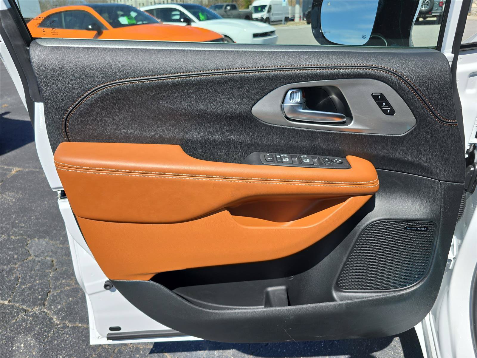 New 2026 Chrysler Pacifica Pinnacle w/ Trailer Tow Group AWD/4WD image 19