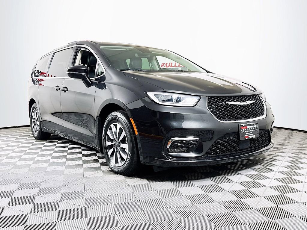 Used 2022 Chrysler Pacifica Touring-L FWD image 1
