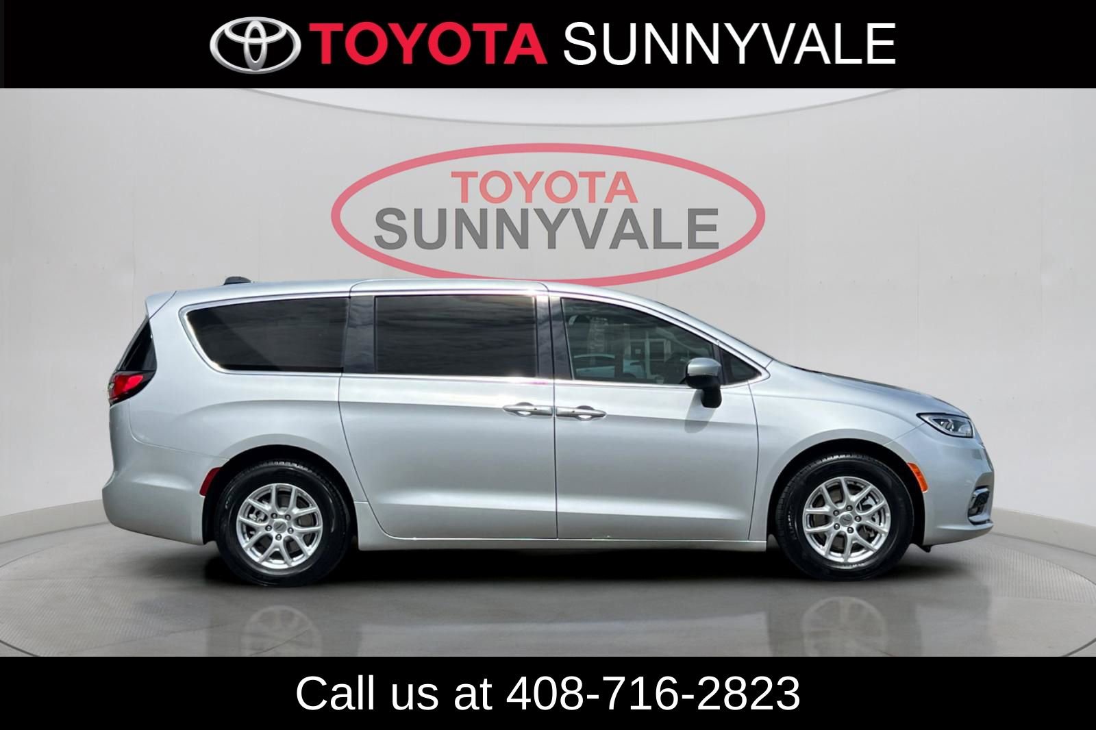 Used 2023 Chrysler Pacifica Touring-L image 9