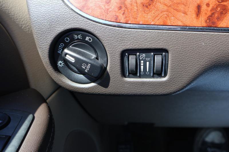 Used 2014 Chrysler Town & Country Touring FWD image 13