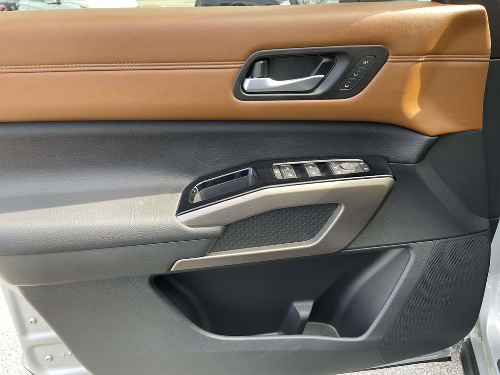 Used 2025 Nissan Pathfinder Platinum w/ Cargo Package image 17