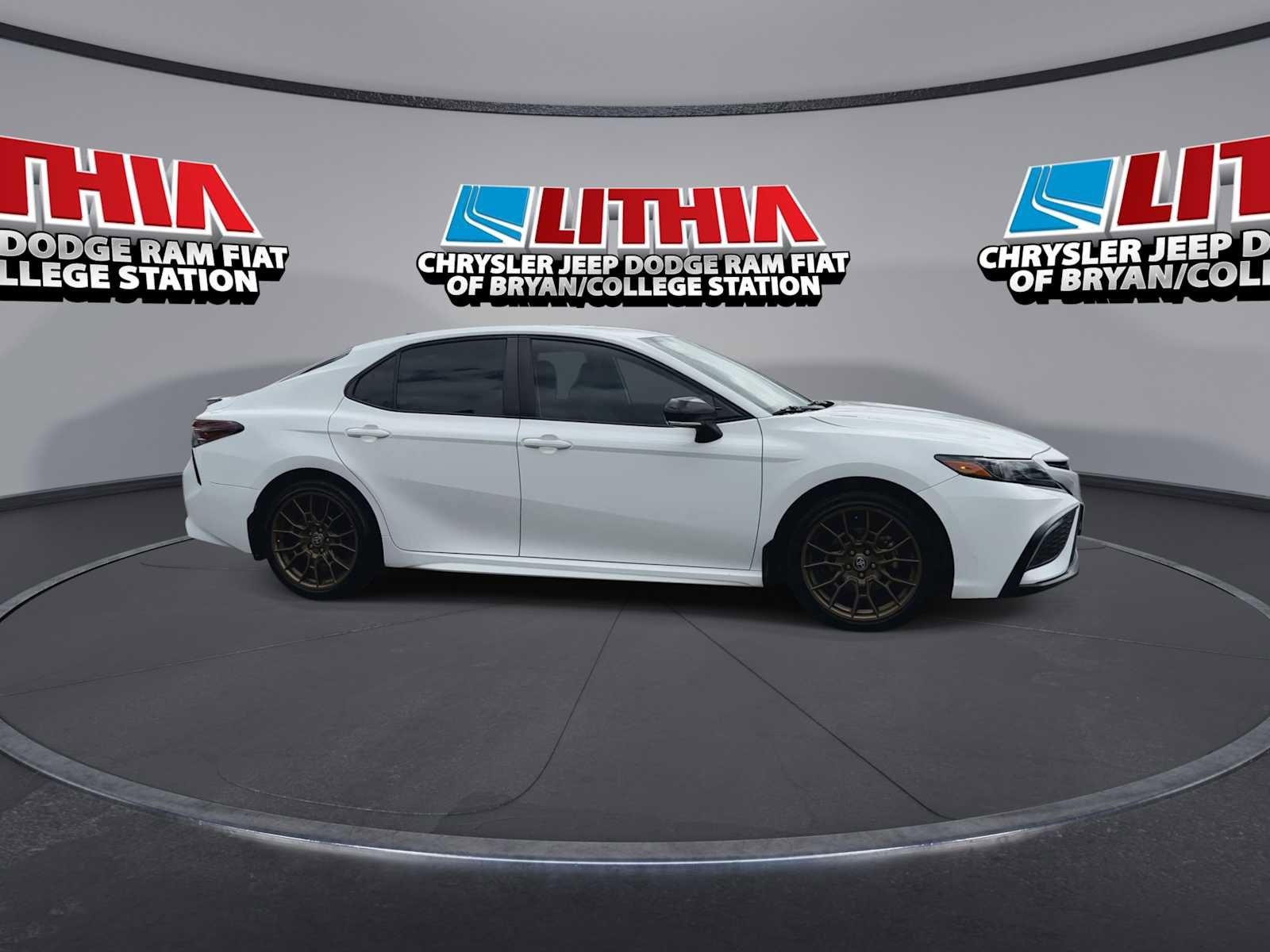 Used 2023 Toyota Camry SE image 9