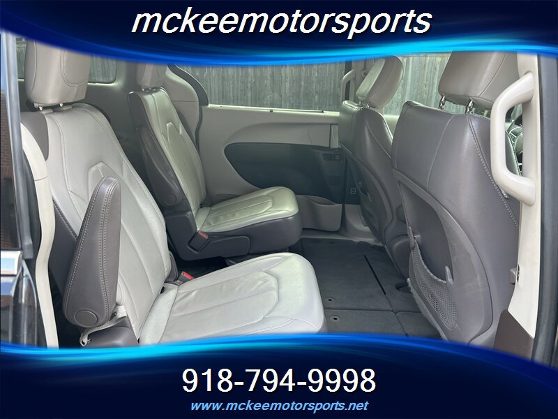 Used 2018 Chrysler Pacifica Touring-L FWD image 5
