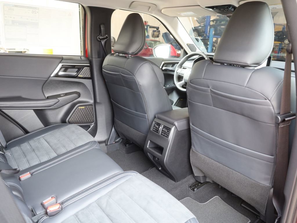 New 2025 Mitsubishi Outlander SE image 18