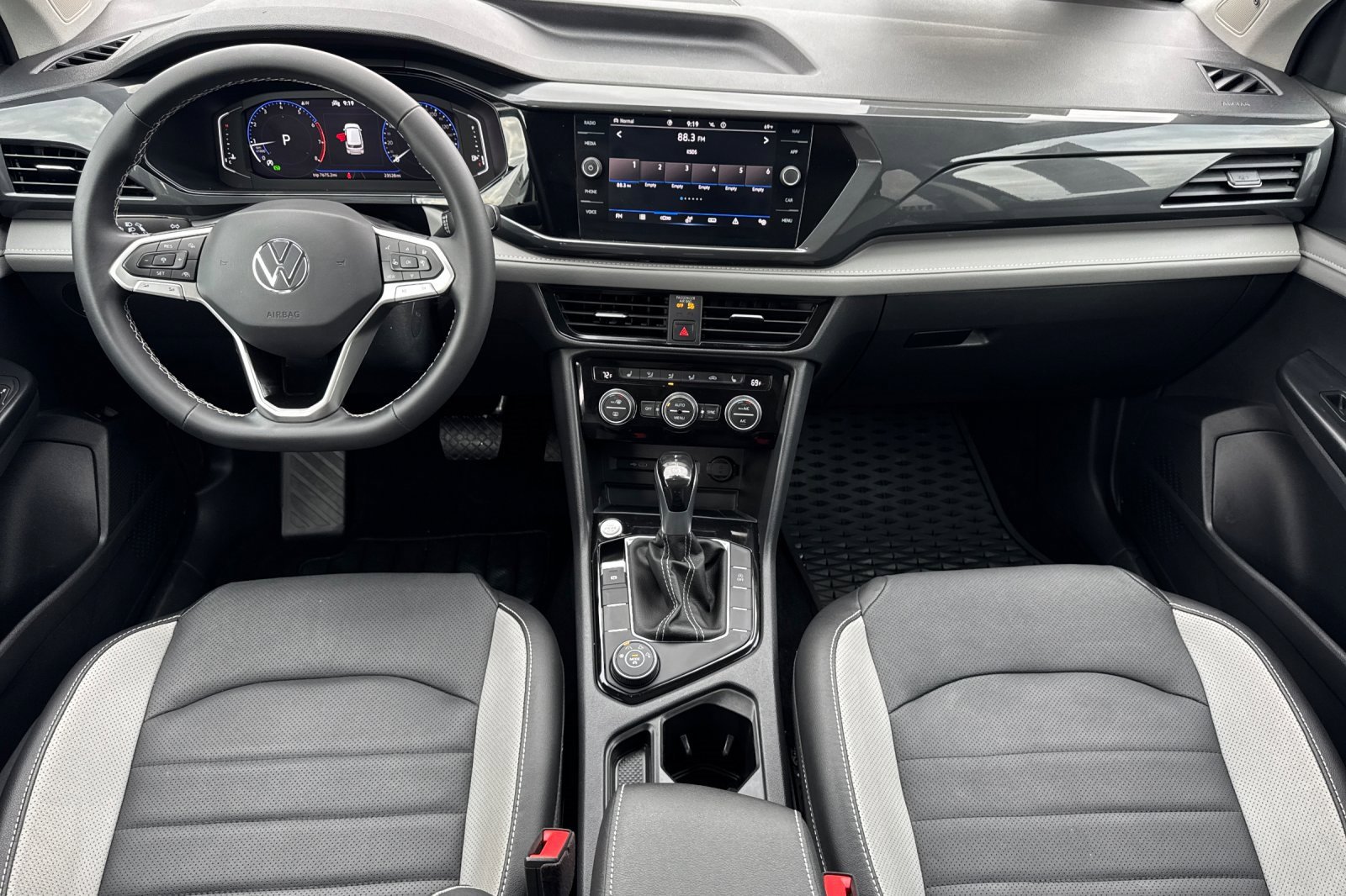 Certified 2022 Volkswagen Taos SEL w/ Panoramic Sunroof Package image 14