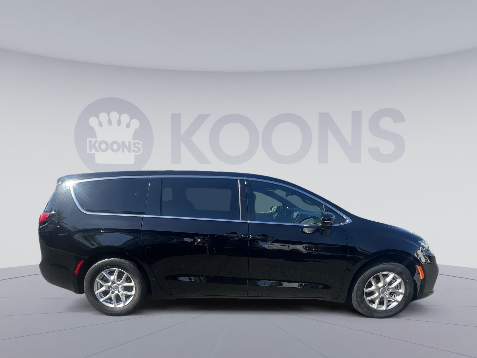 Used 2025 Chrysler Pacifica Select FWD image 12