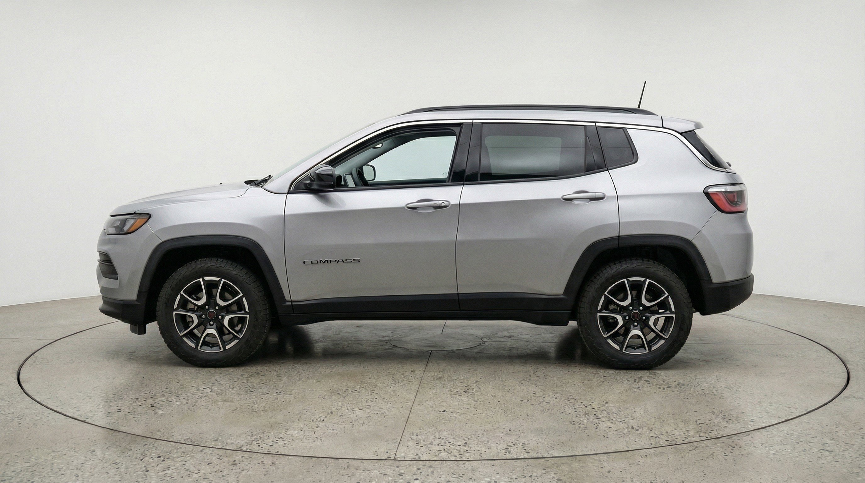 Used 2025 Jeep Compass Trailhawk image 5