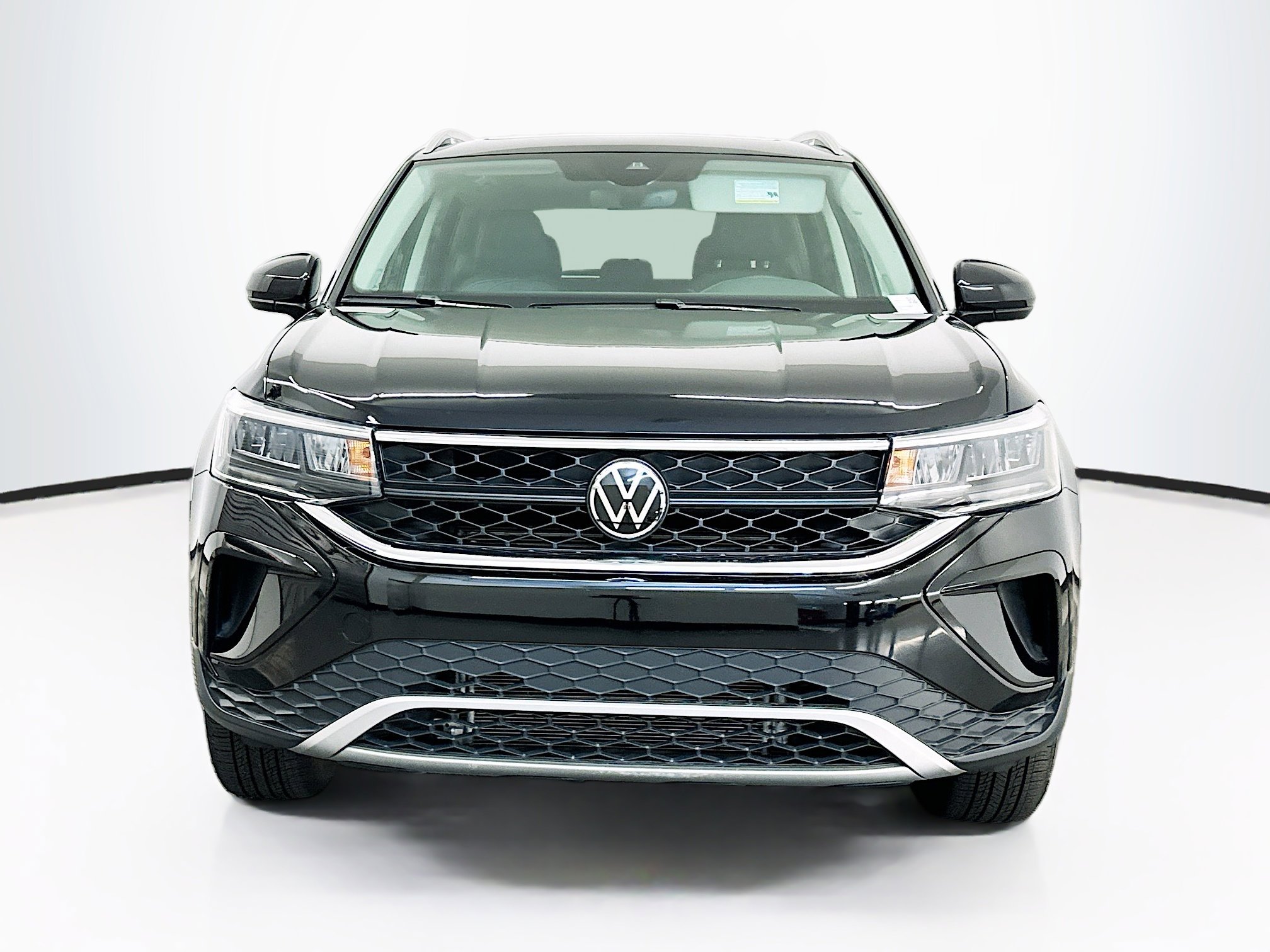 Used 2024 Volkswagen Taos SE w/ Panoramic Sunroof Package image 2