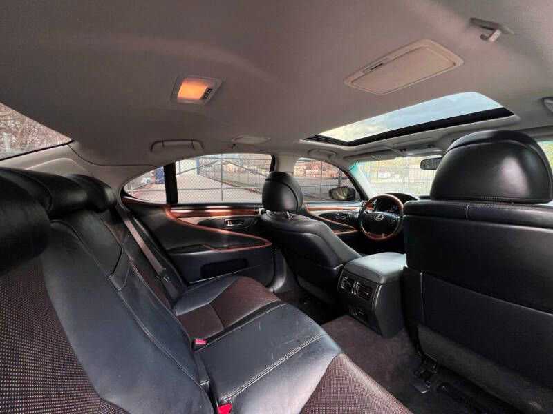 Used 2013 Lexus LS 460 w/ Comfort Pkg RWD image 12