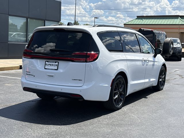 Used 2025 Chrysler Pacifica Limited FWD image 3