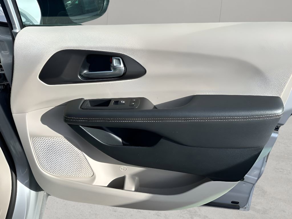 Used 2024 Chrysler Pacifica Select image 25