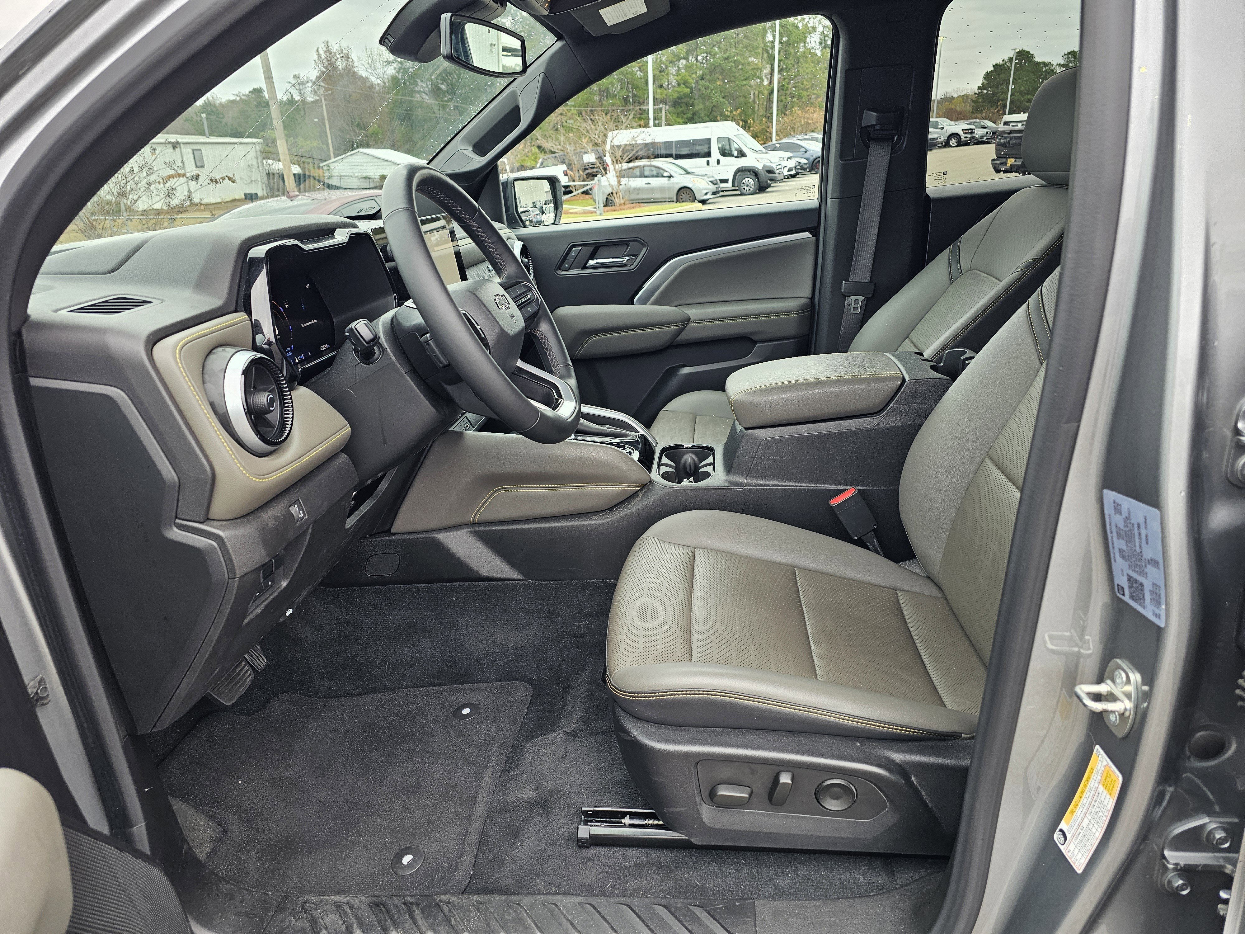 Used 2023 Chevrolet Colorado ZR2 w/ ZR2 Convenience Package III image 16