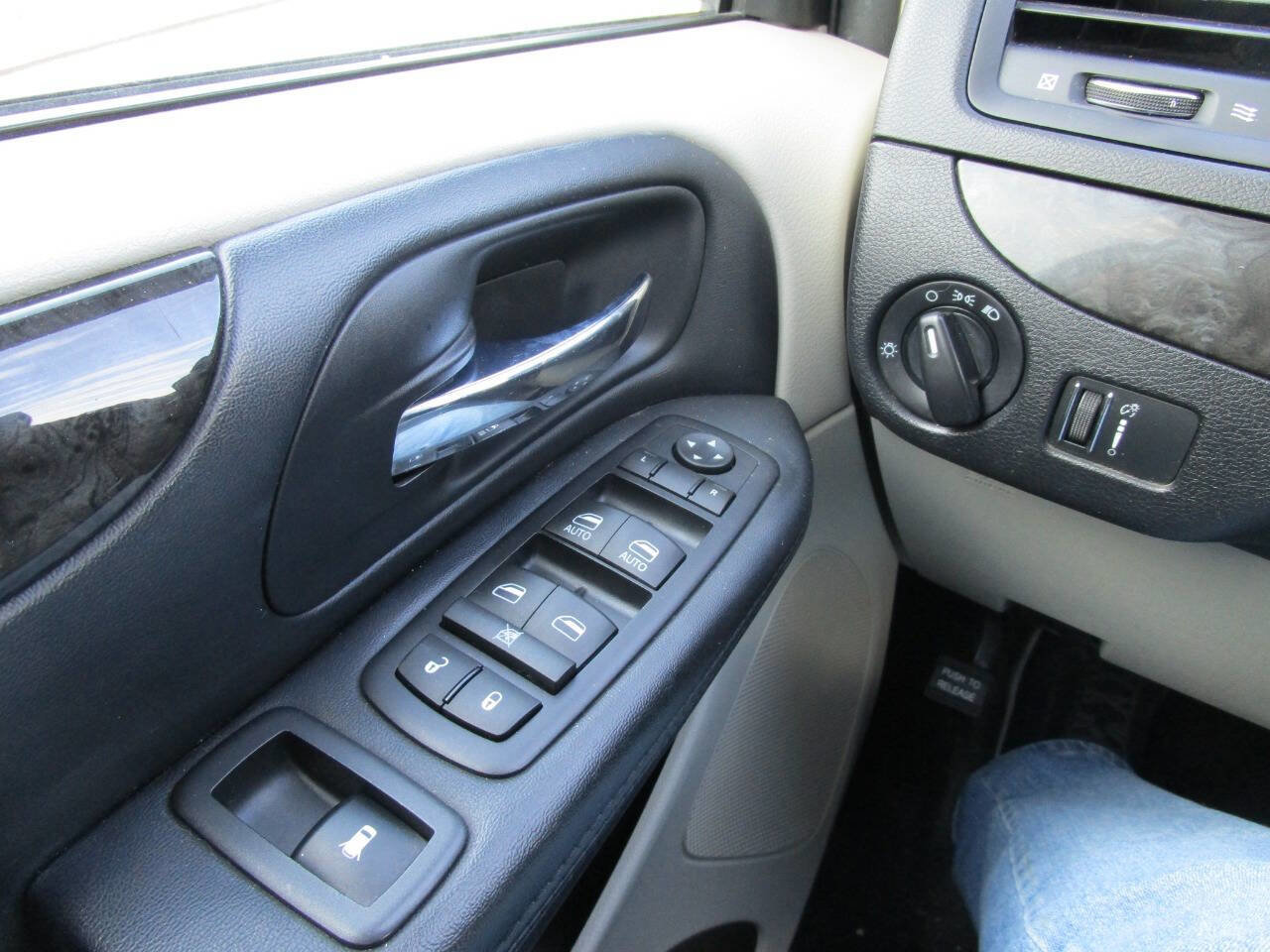 Used 2016 Dodge Grand Caravan SXT image 17