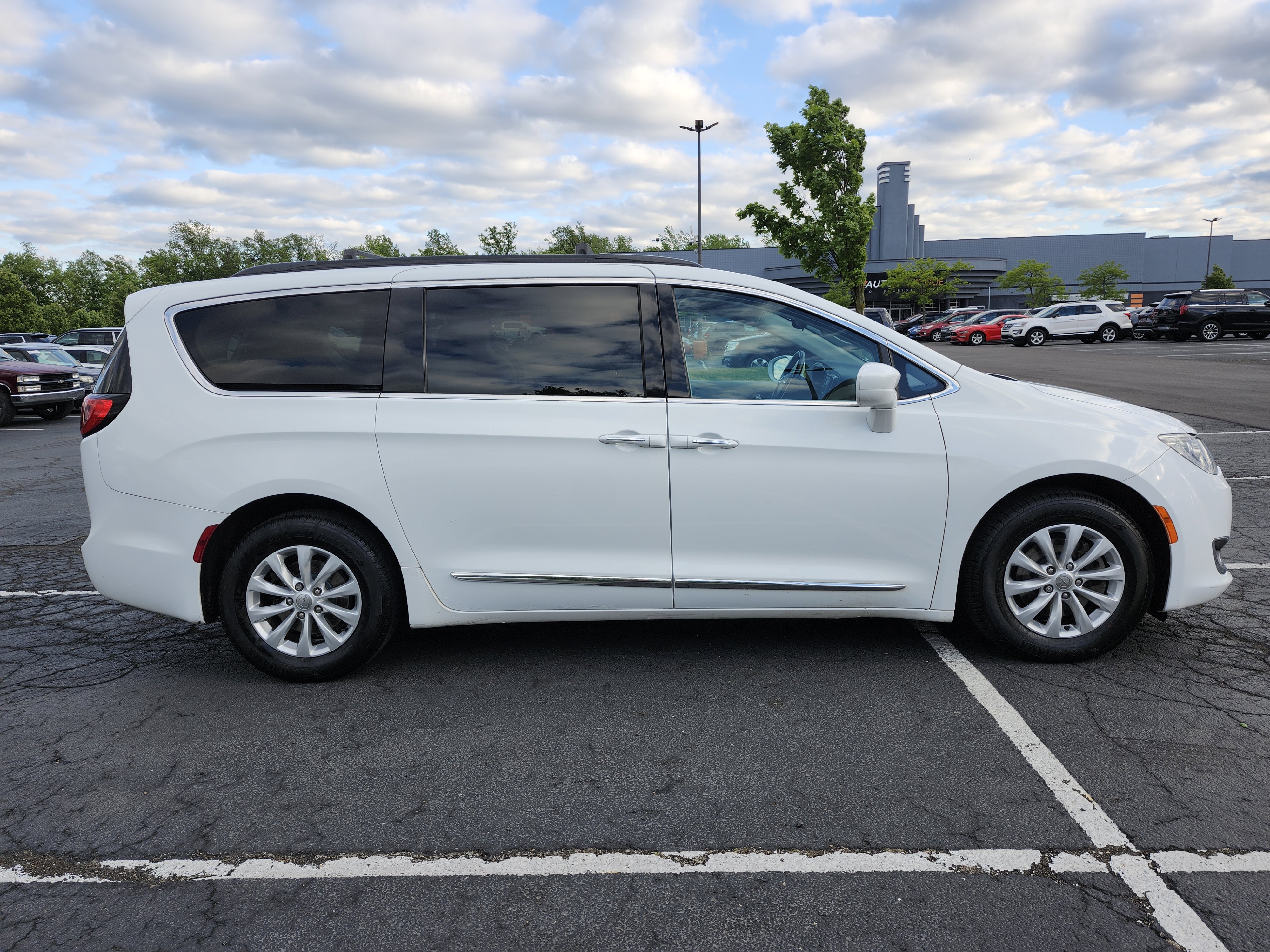 Used 2017 Chrysler Pacifica Touring-L FWD image 17