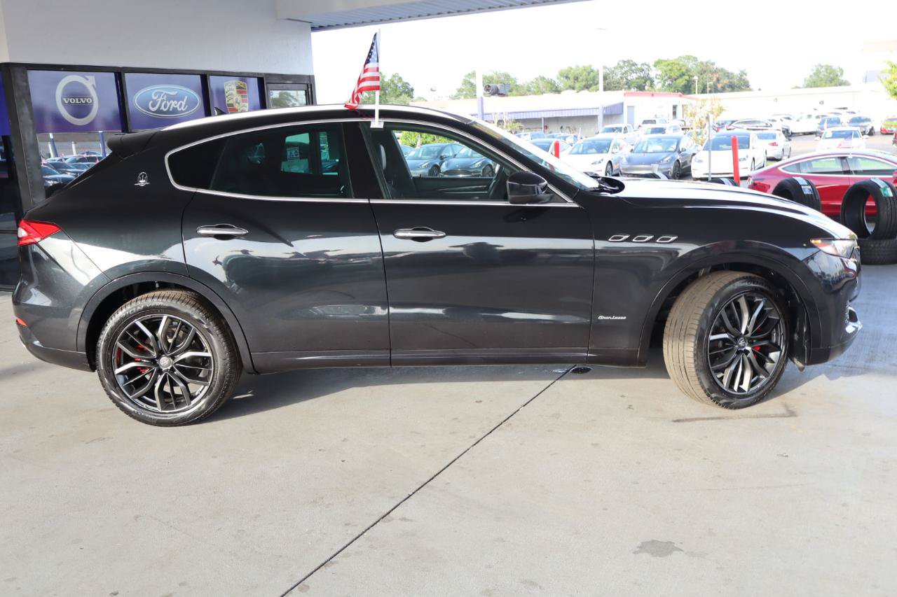 Used 2018 Maserati Levante GranLusso AWD/4WD image 4