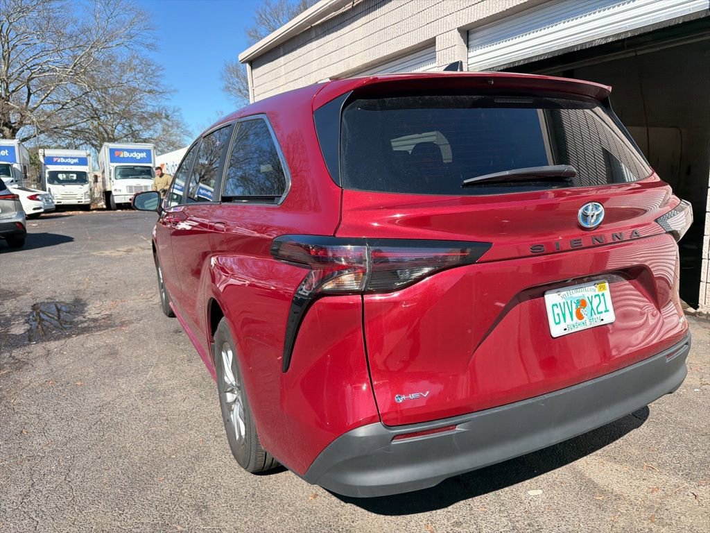 Used 2025 Toyota Sienna LE image 7