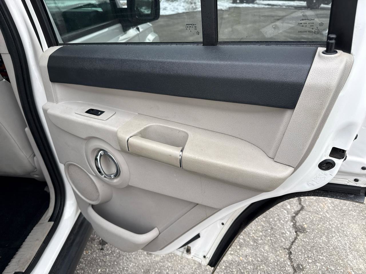 Used 2006 Jeep Commander Limited w/ Trailer Tow Group IV image 25