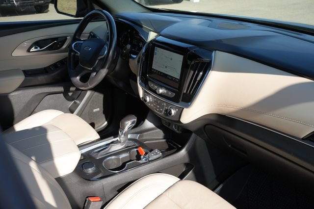 Used 2022 Chevrolet Traverse Premier FWD image 17