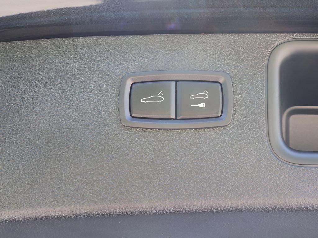 Certified 2025 Porsche Macan GTS AWD/4WD image 19