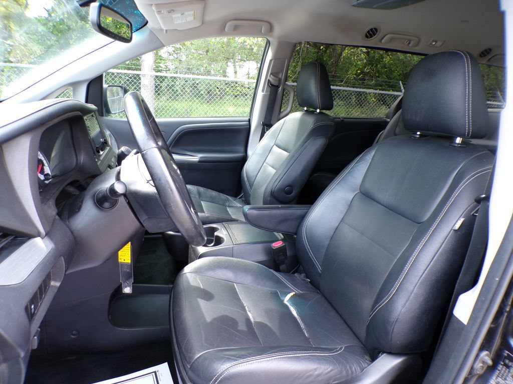 Used 2016 Toyota Sienna SE FWD image 13